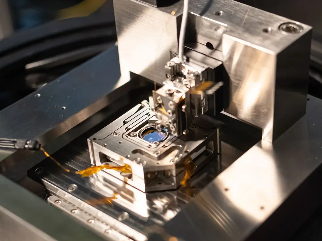 Resonator-enhanced absorption microscope for quantitative imaging of nanoscale particles, thin films, and single defects with 0.1 ppm sensitivity.