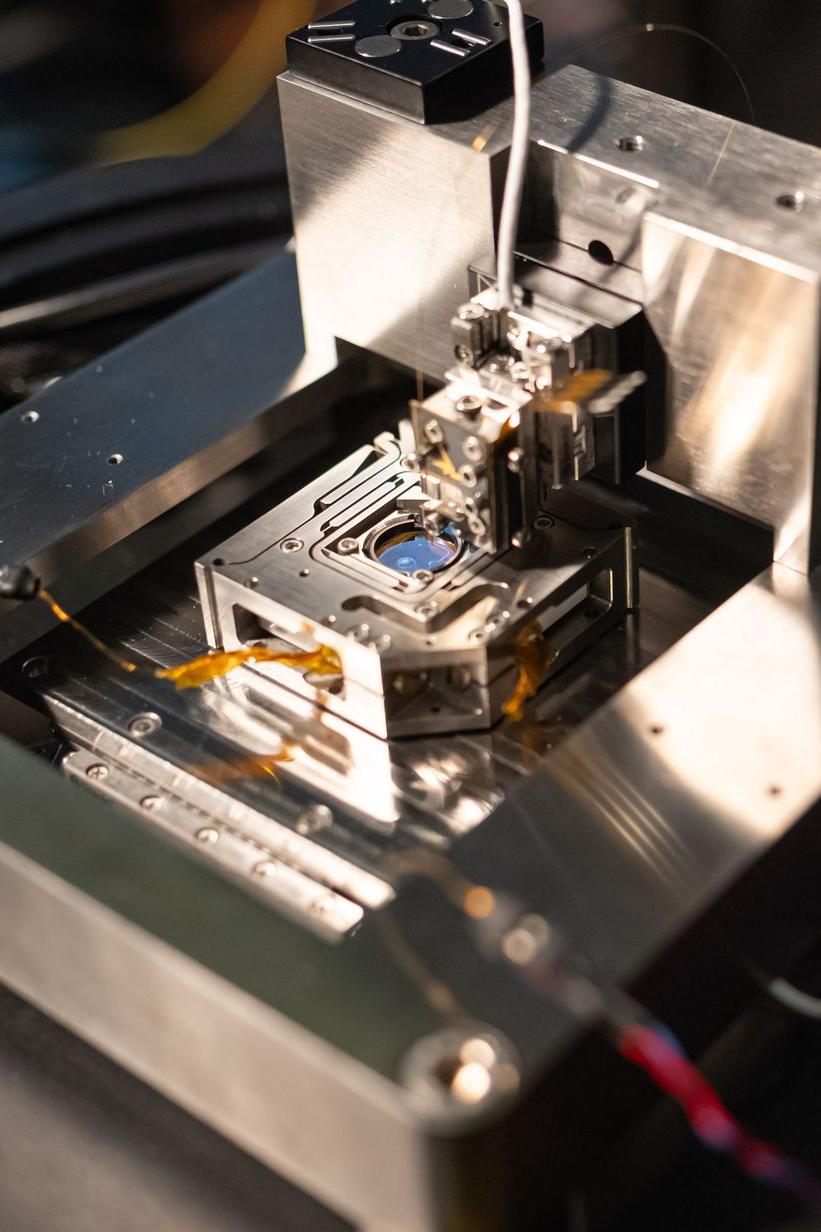 Resonator-enhanced absorption microscope for quantitative imaging of nanoscale particles, thin films, and single defects with 0.1 ppm sensitivity.