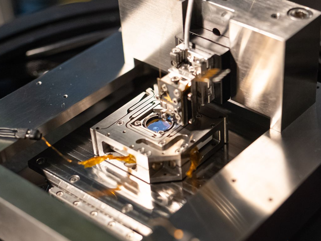 Resonator-enhanced absorption microscope for quantitative imaging of nanoscale particles, thin films, and single defects with 0.1 ppm sensitivity.